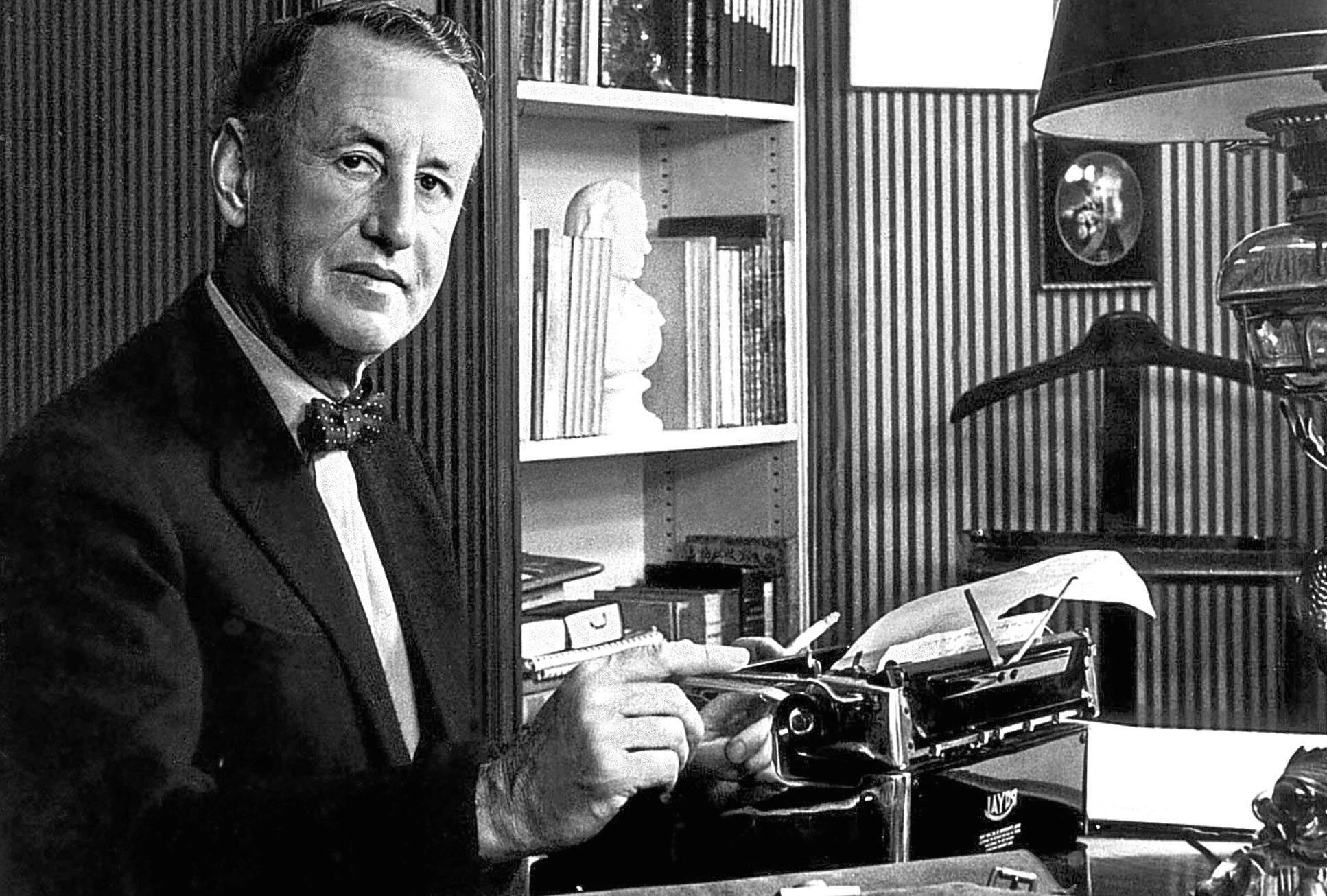 El escritor, periodista y oficial de inteligencia británico Ian Fleming, creador de la serie de novelas de espías protagonizadas por James Bond.