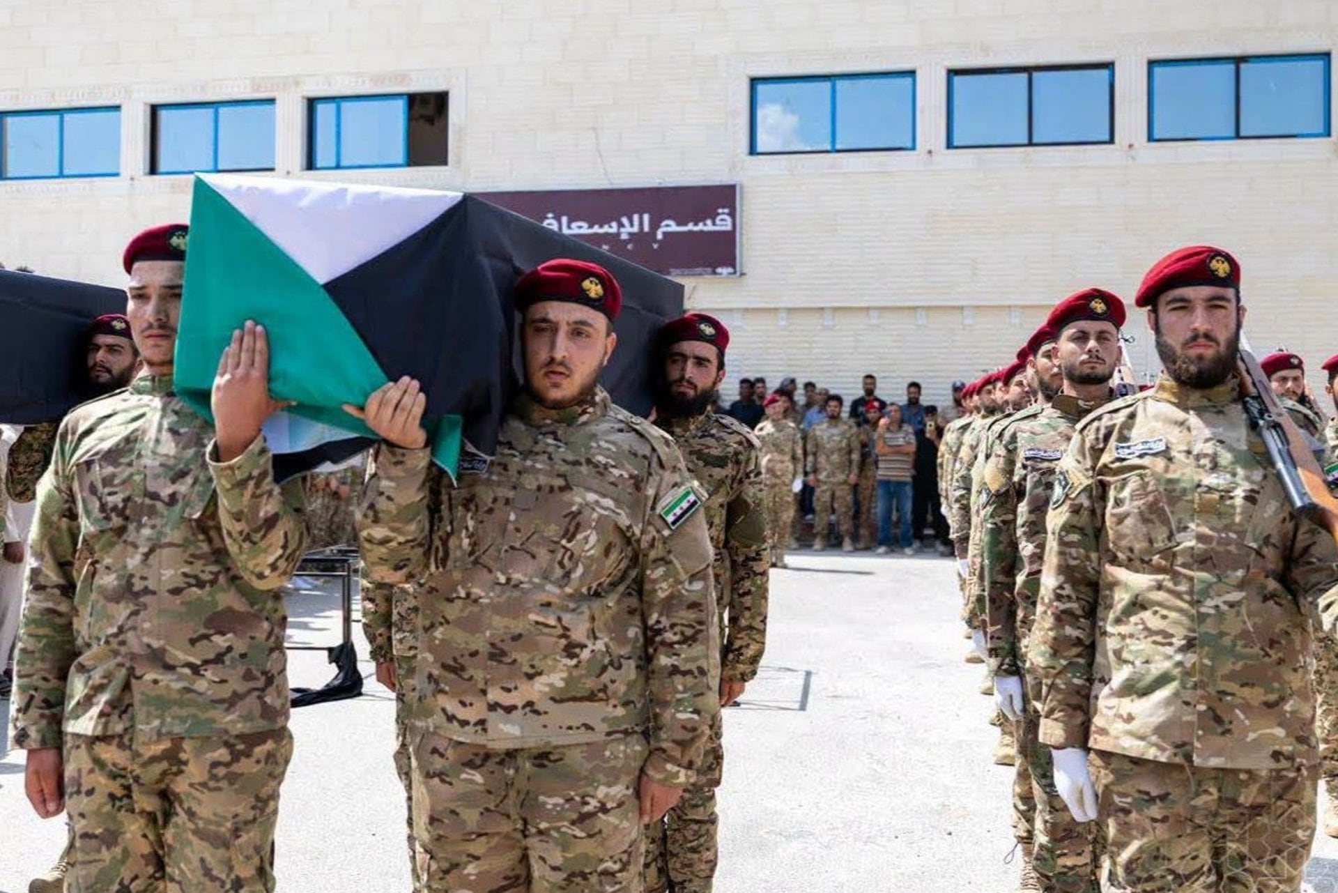 19/09/2026 Funeral por militares fallecidos en la explosión de un arsenal en Deir Ezzor.Al menos once personas han muerto y varias más han resultado heridas tras una explosión ocurrida el viernes en un almacén de munición en Ayash, en la provincia siria de Deir Ezzor, en el este del país, según han informado este sábado las autoridades.POLITICA ORIENTE PRÓXIMO ASIA SIRIAMNISTERIO DE DEFENSA DE SIRIA