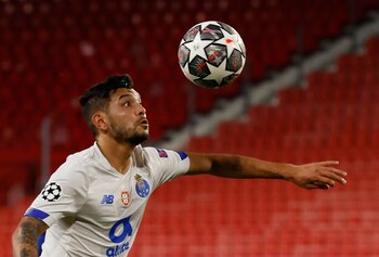 Tecatito Corona podría estar disputando