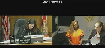Transmisión dividida que muestra a una jueza en su estrado a la izquierda y a una mujer vestida de naranja junto a su abogada a la derecha