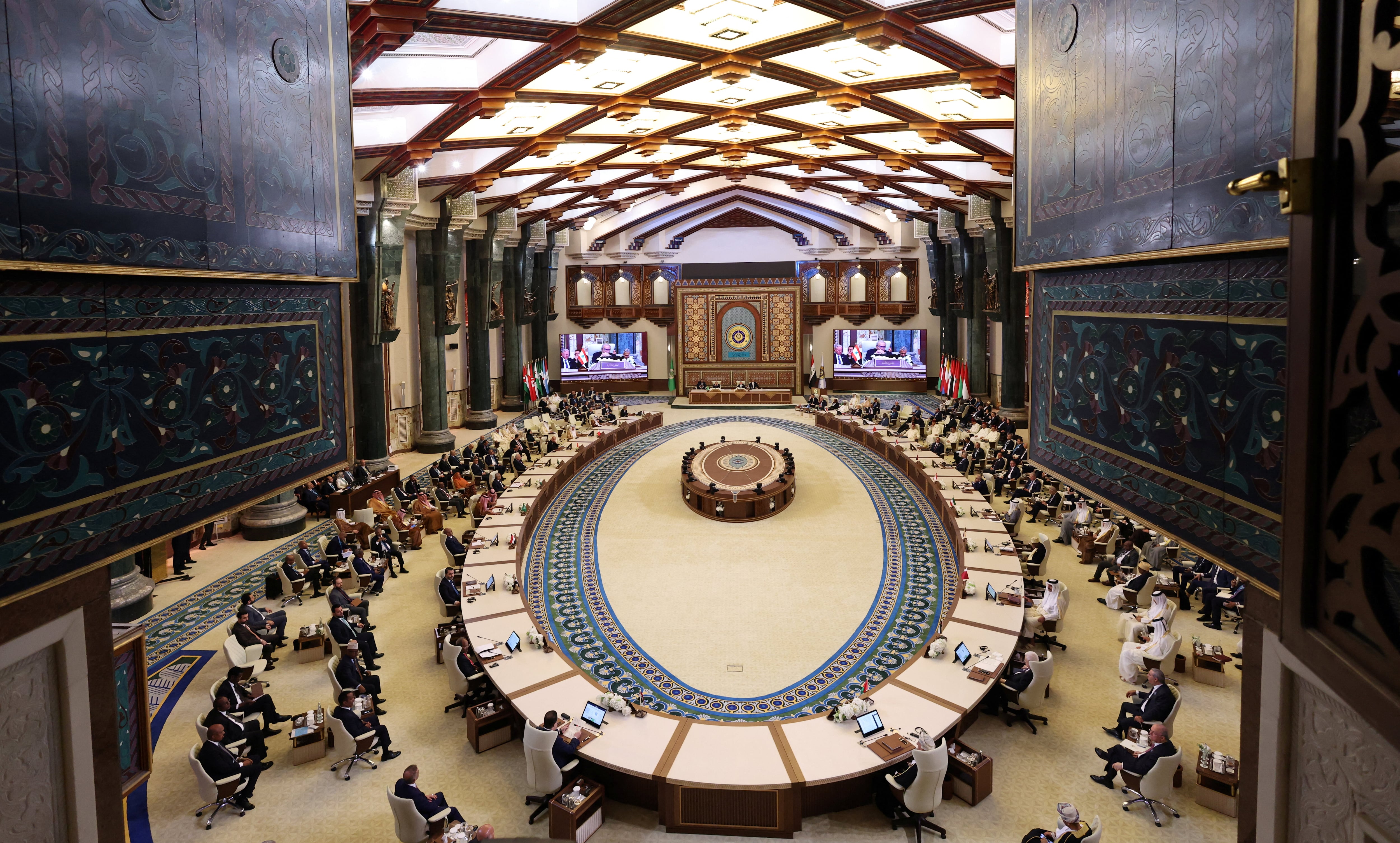 Líderes árabes en la cumbre de la Liga Árabe en Bagdad. El organismo convoca el martes una sesión de emergencia por el bloqueo iraní del estrecho de Ormuz. (REUTERS/Thaier Al-Sudani/Pool)