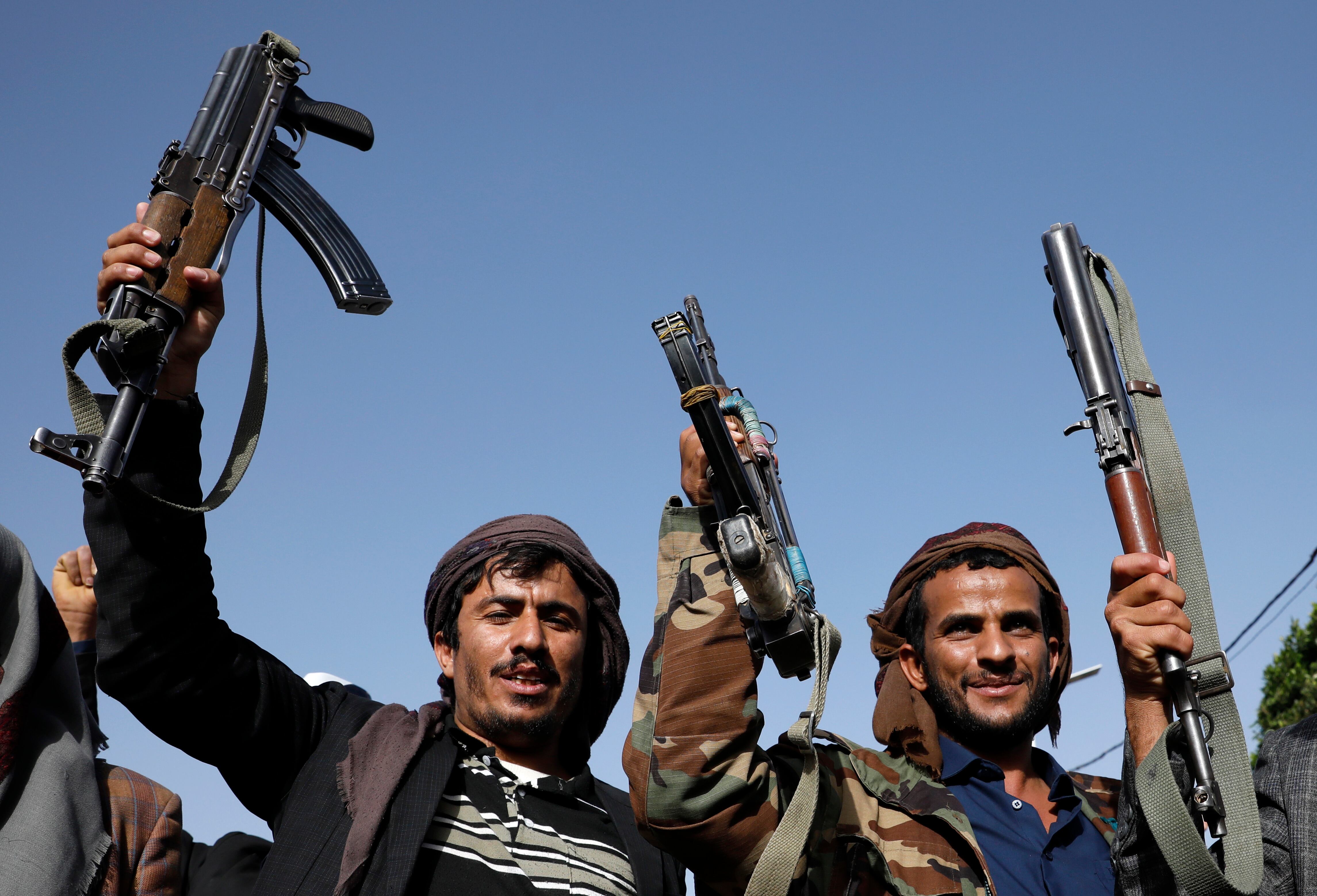 Foto archivo. Hutíes con armas (EFE/EPA/YAHYA ARHAB)