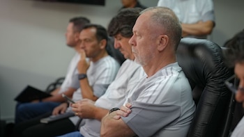 Mano Menezes atento al desarrollo