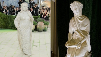 Imagen dividida: a la izquierda, persona disfrazada de estatua blanca velada en un evento; a la derecha, la escultura Veiled Vestal de mármol blanco