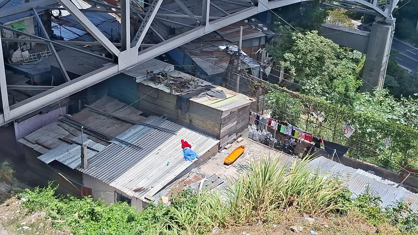 Un hombre murió este domingo tras una caída bajo el Puente Belice, en la colonia Jesús de la Buena Esperanza, sector 4. (Bomberos Voluntarios)