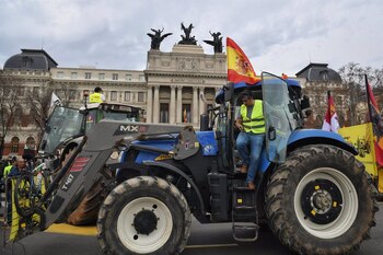 Un tractor frente al Ministerio