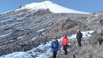 Cuatro atletas escalaron al volcán más alto de América del Norte para romper un récord mundial de flexiones con mancuernas