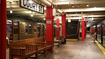 El museo funciona en la histórica estación Court Street, en Brooklyn, preservando el ambiente original del sistema subterráneo.