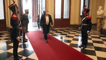 Alberto Fernández caminando en el