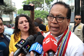 El candidato de la izquierda a la Presidencia de Perú, Roberto Sánchez, fue captado este 10 de junio, al atender a la prensa, en Lima (Perú). EFE/Paolo Aguilar
