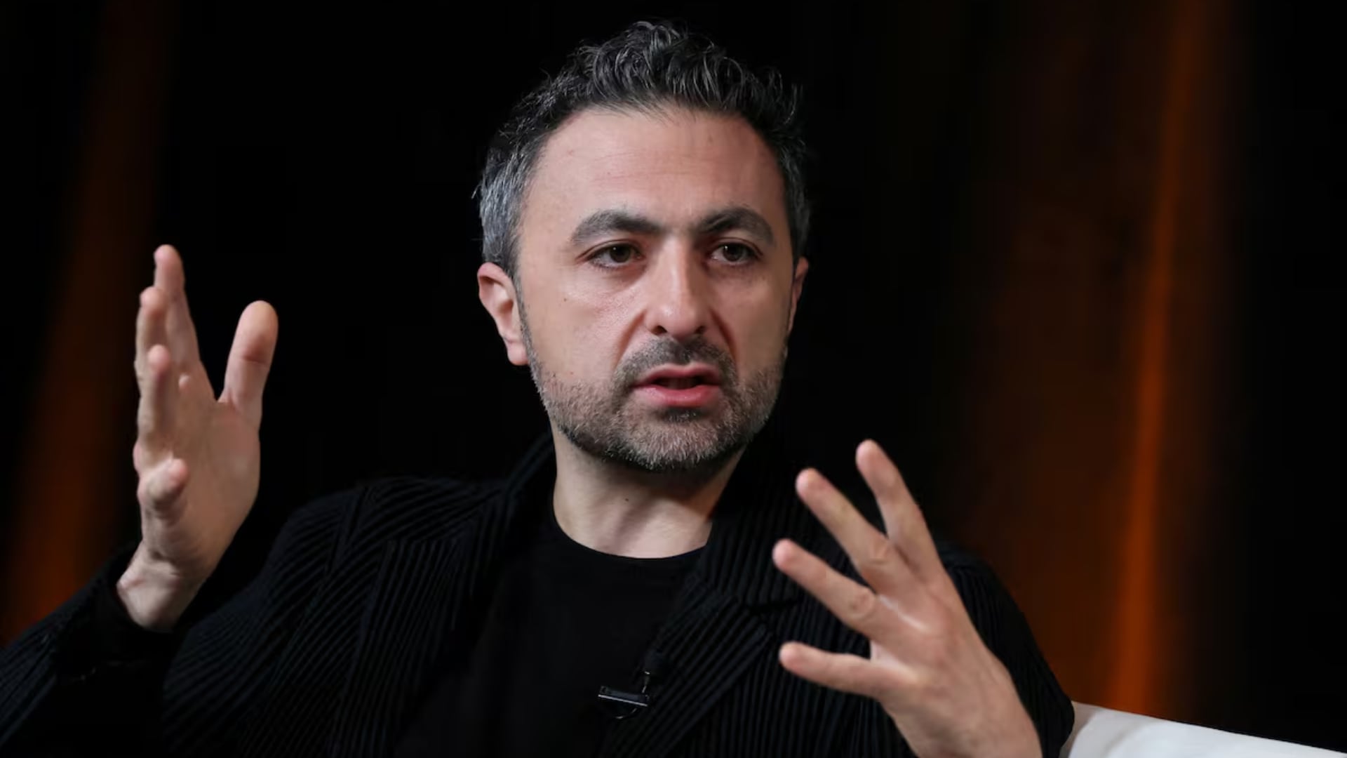 Mustafa Suleyman señala que las respuestas de Claude parecen humanas porque así fue entrenada. (Reuters)
