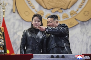 En esta imagen proporcionada por el gobierno norcoreano, el gobernante Kim Jong Un, asiste a un desfile con su hija en Pyongyang, Corea del Norte, el 25 de febrero de 2026 en la clausura del congreso del Partido de los Trabajadores. Periodistas independientes no tuvieron acceso a la cobertura del evento mostrado en esta imagen distribuida por el gobierno norcoreano. La imagen se muestra tal y como se proporcionó y no pudo verificarse de forma independiente. Marca de agua de la Agencia Central de Noticias de Corea. (Agencia Central de Noticias de Corea/Korea News Service vía AP, Archivo)
