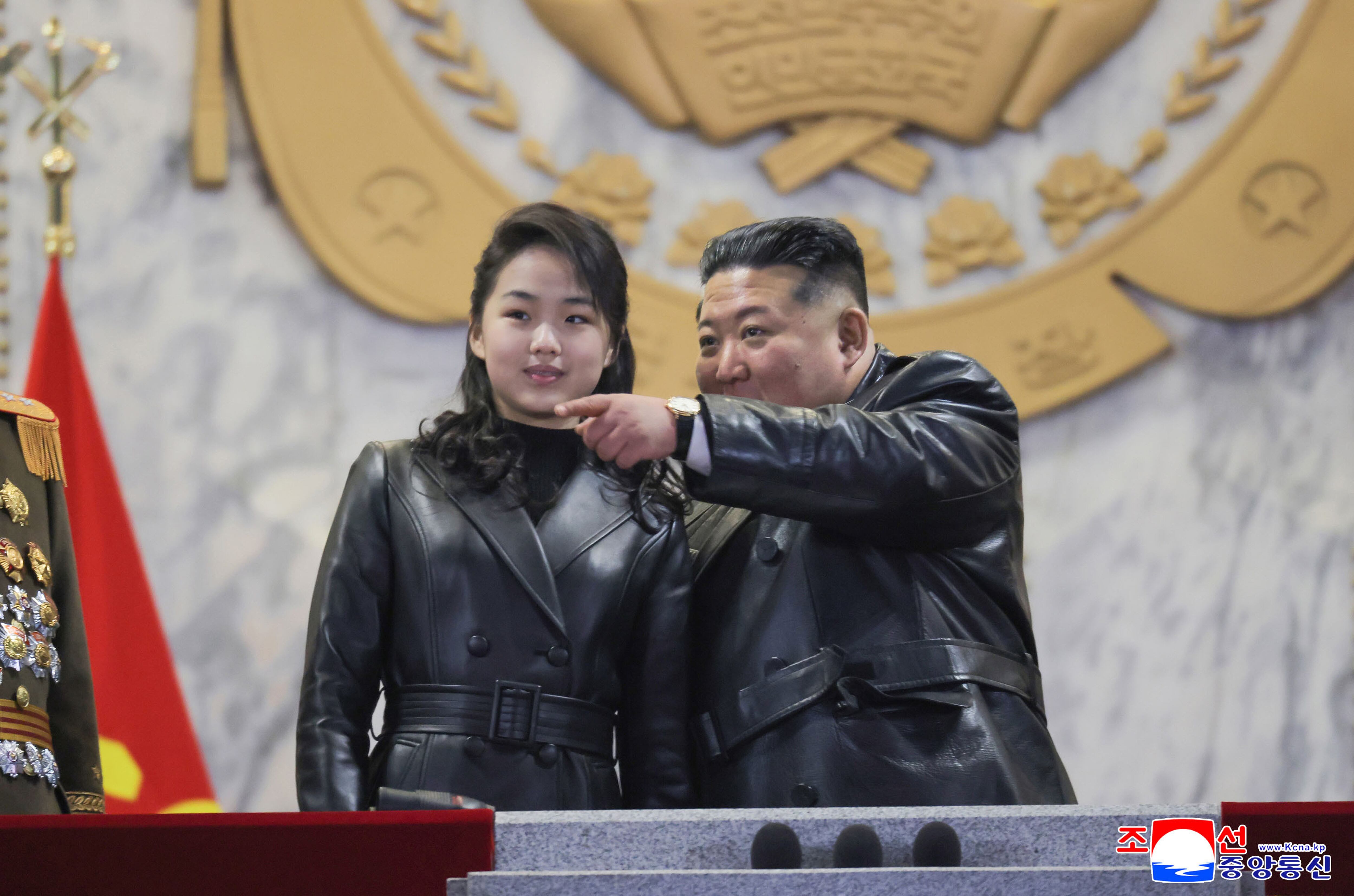 En esta imagen proporcionada por el gobierno norcoreano, el gobernante Kim Jong Un, asiste a un desfile con su hija en Pyongyang, Corea del Norte, el 25 de febrero de 2026 en la clausura del congreso del Partido de los Trabajadores. Periodistas independientes no tuvieron acceso a la cobertura del evento mostrado en esta imagen distribuida por el gobierno norcoreano. La imagen se muestra tal y como se proporcionó y no pudo verificarse de forma independiente. Marca de agua de la Agencia Central de Noticias de Corea. (Agencia Central de Noticias de Corea/Korea News Service vía AP, Archivo)