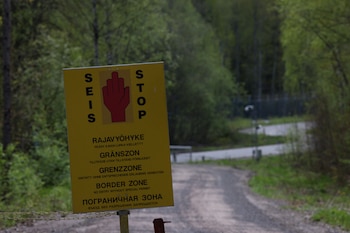 Cartel de no pasar cerca de la valla de Finlandia (REUTERS/Leonhard Foeger)