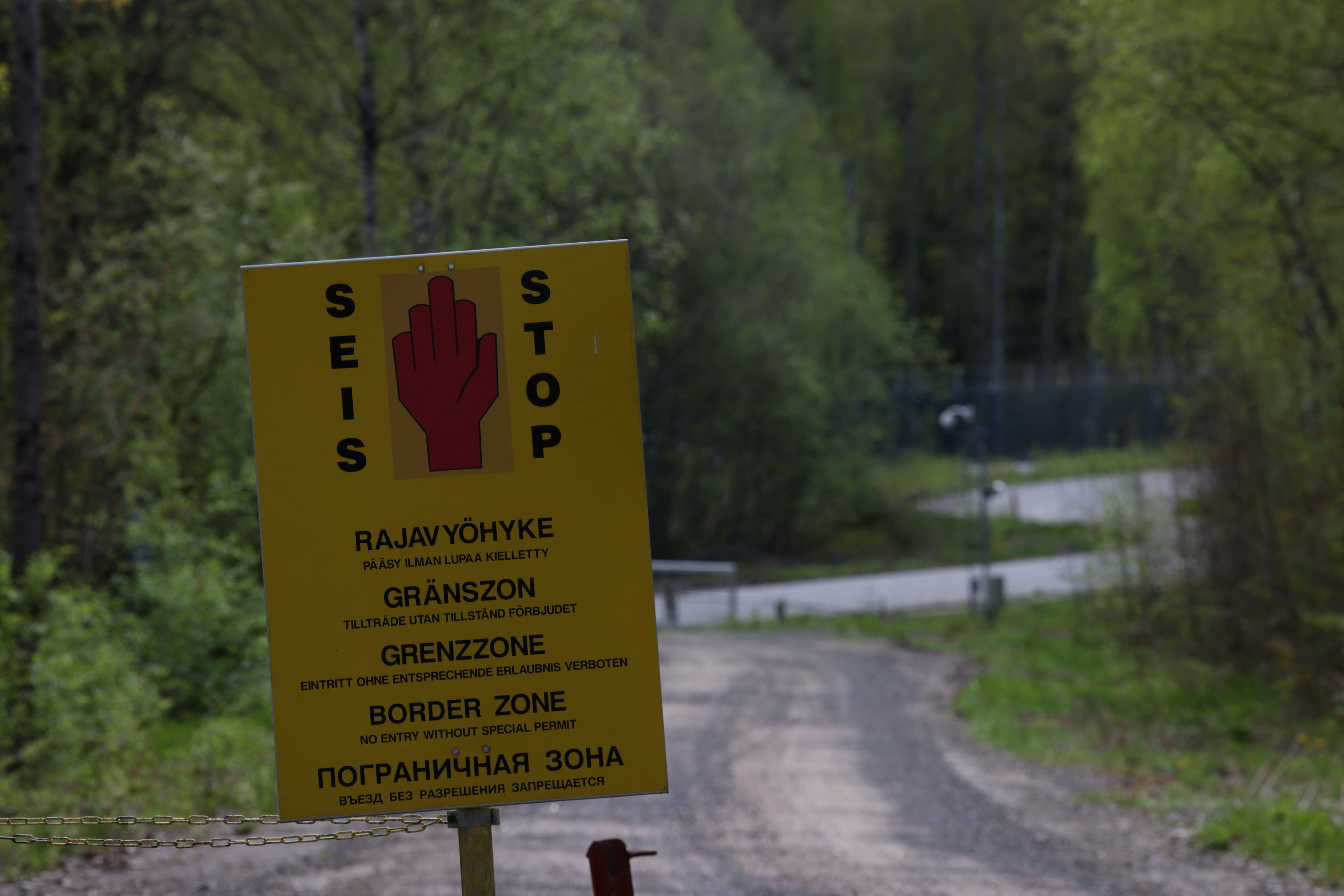 Cartel de no pasar cerca de la valla de Finlandia (REUTERS/Leonhard Foeger)