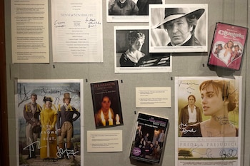 Fotografía que muestra carteles de