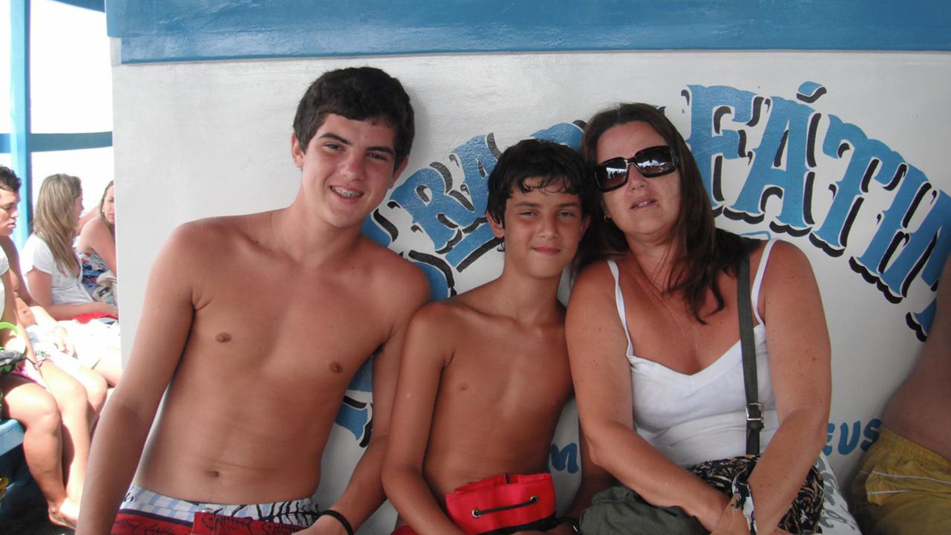 Marina con sus hijos antes de la caída del acantilado en 2009. Ella nació en la Ciudad de Buenos Aires y sus dos hijos son brasileños