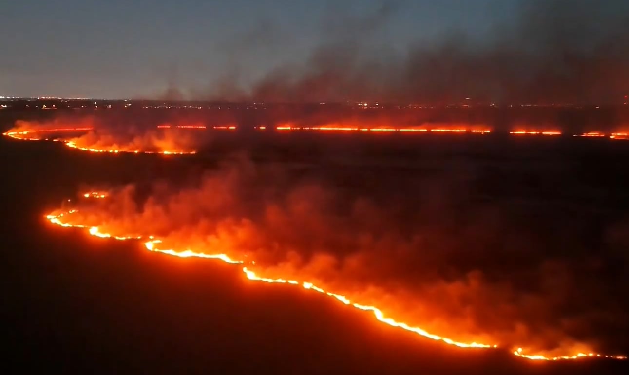 El incendio forestal Atlantic sigue activo en el oeste de Broward y ya consumió más de 72 hectáreas en los Everglades (CBS Miami)