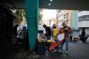Un peluquero informal atiende