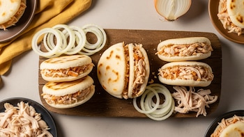 Receta de arepas rellenas con pollo y cebollas, rápida y fácil