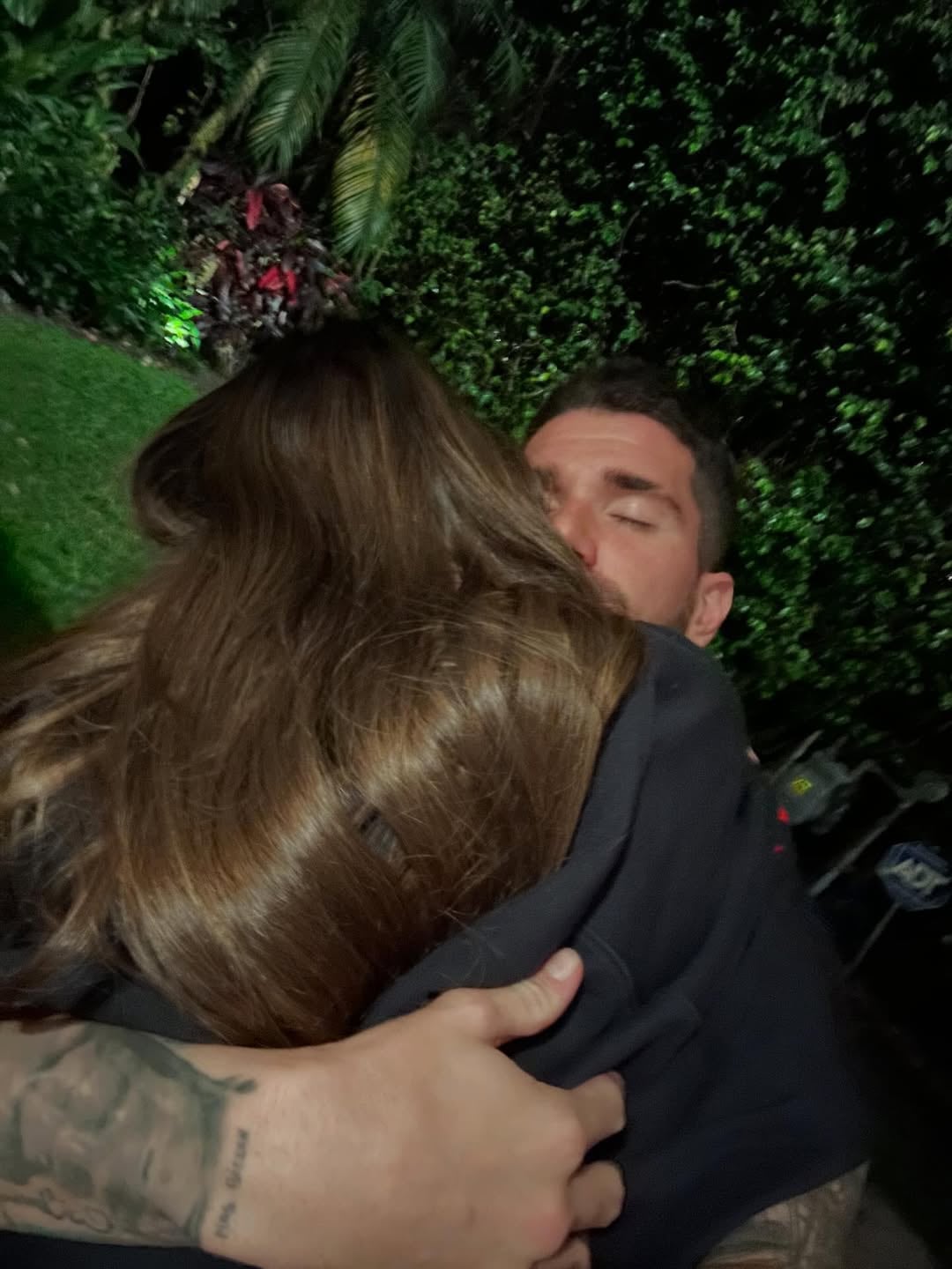 El romántico abrazo de De Paul y Tini que eligió el jugador para mostrar su amor en redes sociales