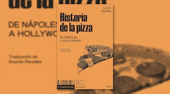 La cubierta de un libro naranja muestra el título 'Historia de la pizza' y el autor Luca Cesari, con una imagen punteada de una rebanada de pizza en el centro.