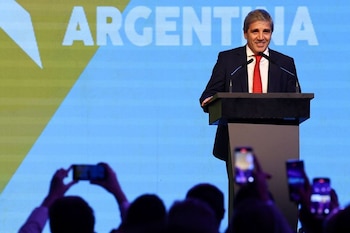 Luis Caputo le pide a los comerciantes facturar en d贸lares y afirma: "Tener la plata en una caja de seguridad es un muy mal negocio" - Image 2