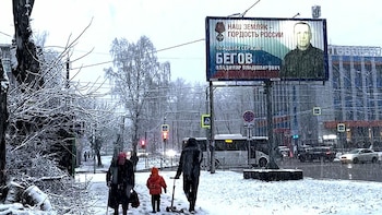 La gente pasa junto a