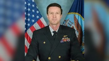 Estados Unidos identifica y confirma la muerte de su comandante desaparecido tras el aterrizaje de emergencia en el mar Arábigo