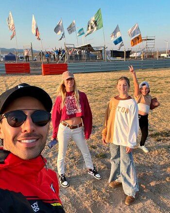 Manu saca una selfie con