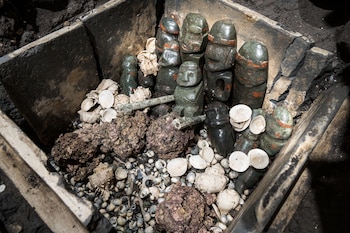 Ofrendas prehispánicas, que incluyen 83