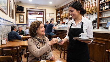 La propina divide a los españoles: solo uno de cada cuatro la deja siempre y el 77% quiere eliminarla