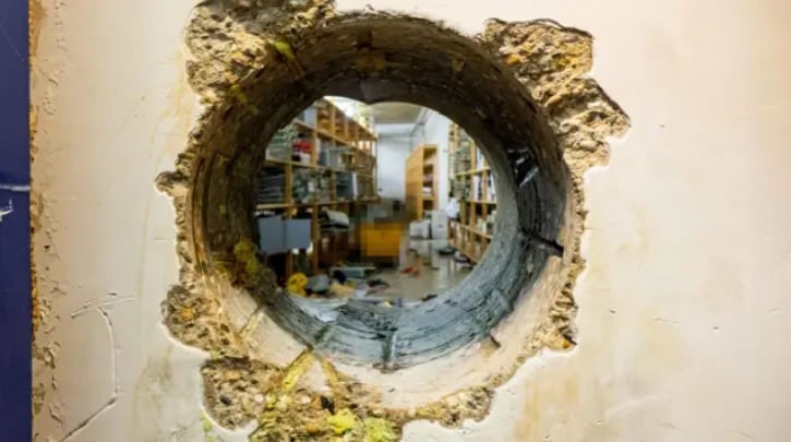 Agujero de 40 cm hecho con un enorme taladro el 27 de diciembre de 2025. Los ladrones saquearon 3.000 cajas en un golpe de precisión militar. (Foto: Policía de Gelsenkirchen)