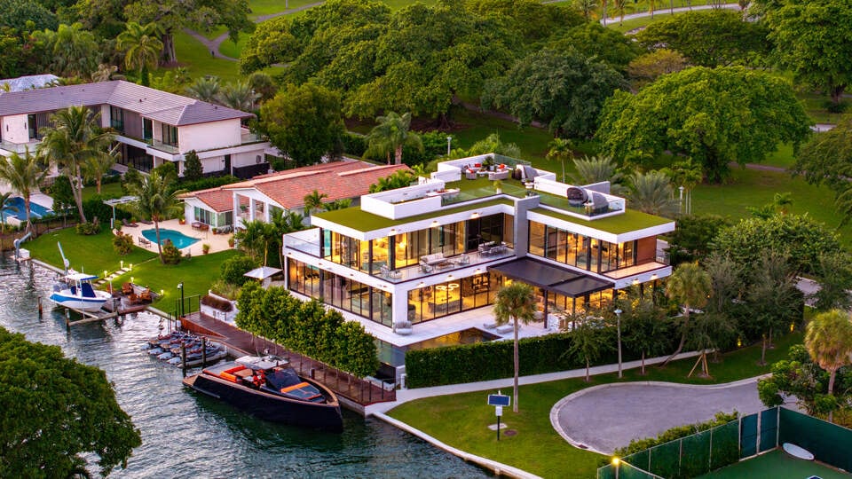 Una casa frente al mar en Bay Point, Miami, se vendió por más de 27 millones de dólares y marcó la transacción más costosa del año en el vecindario