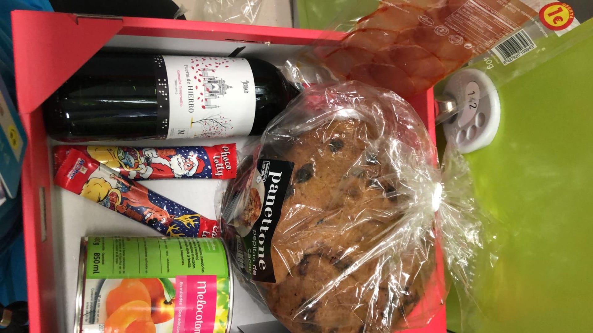 Una de las cestas de Navidad para los trabajadores de Primark entregada durante el sorteo de 2024 (Cedida a Infobae)