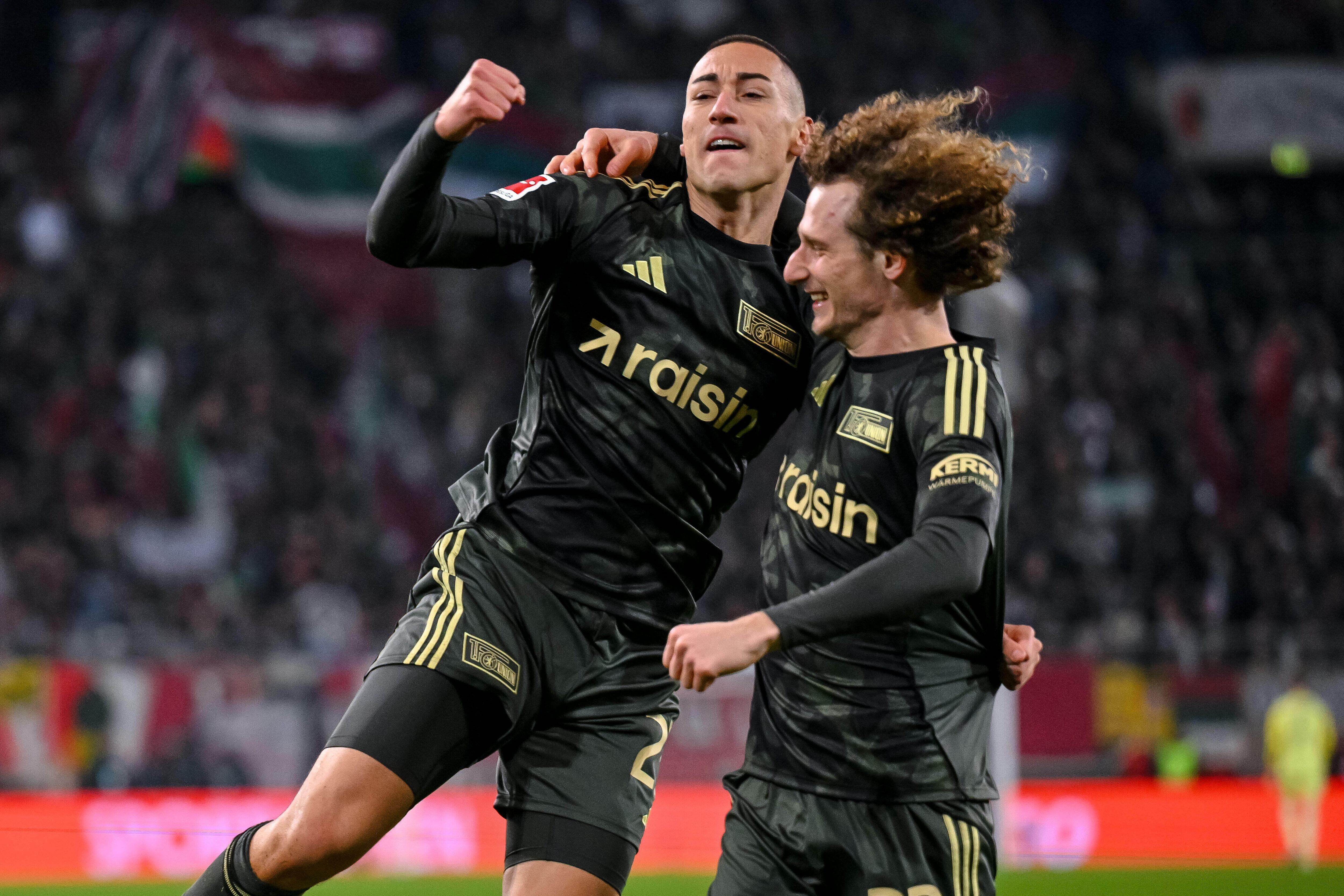 Marin Ljubii y Alex Král del Unión de Berlín celebran el gol del empate en el encuentro ante el Augsburg en la Bundesliga el jueves 15 de enero del 2026 - crédito Harry Langer / dpa via AP