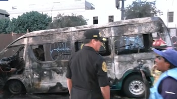 Combi se incendia frente a