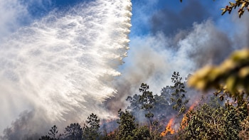 EN VIVO | Incendio forestal en Villa de Leyva está controlado al 90%: helicópteros de la Fuerza Aérea siguen realizando descargas de agua