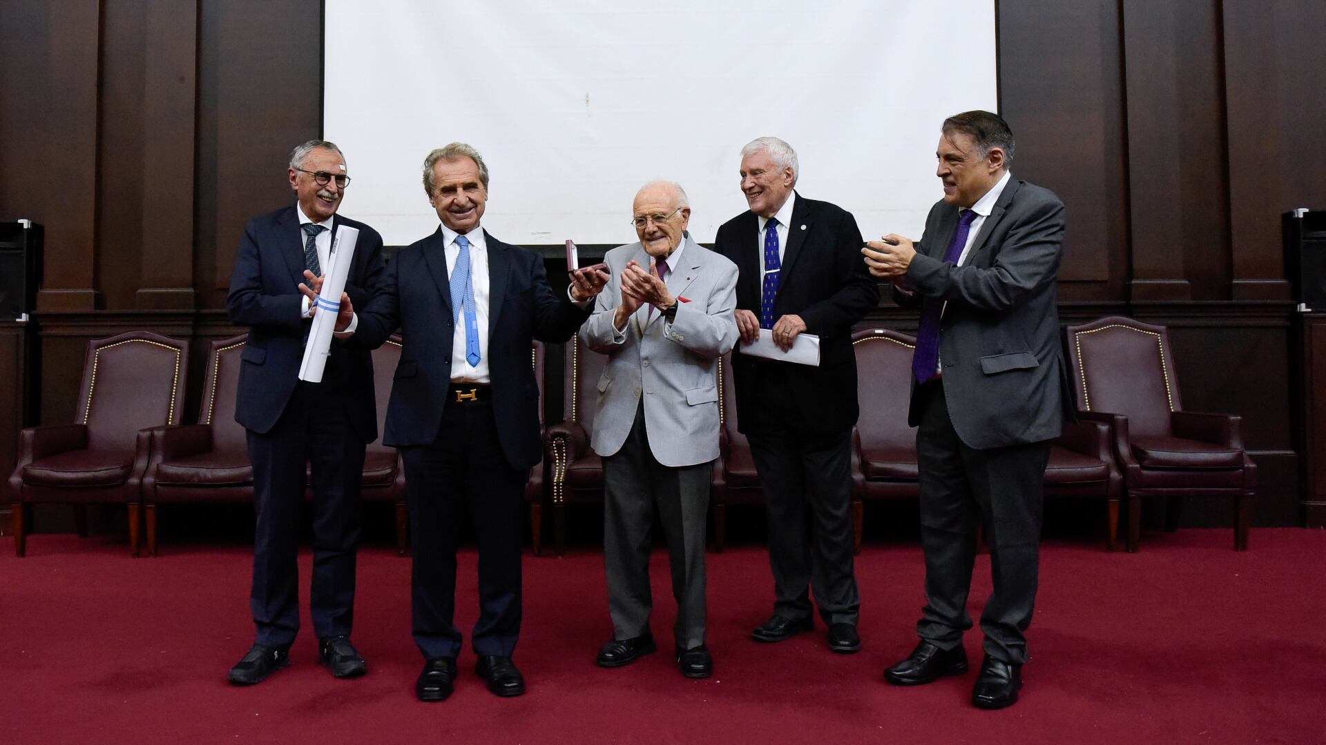 El Dr. Pedro Lylyk recibió el Doctorado Honoris Causa en una ceremonia en la Facultad de Medicina de la UBA. Lo acompañaron, entre otros, el ministro de Salud Mario Lugones, el profesor Armando Basso, el doctor Eduardo González Toledo y Luis Ignacio Brusco, decano de la facultad (Fotos: Gustavo Gavotti)