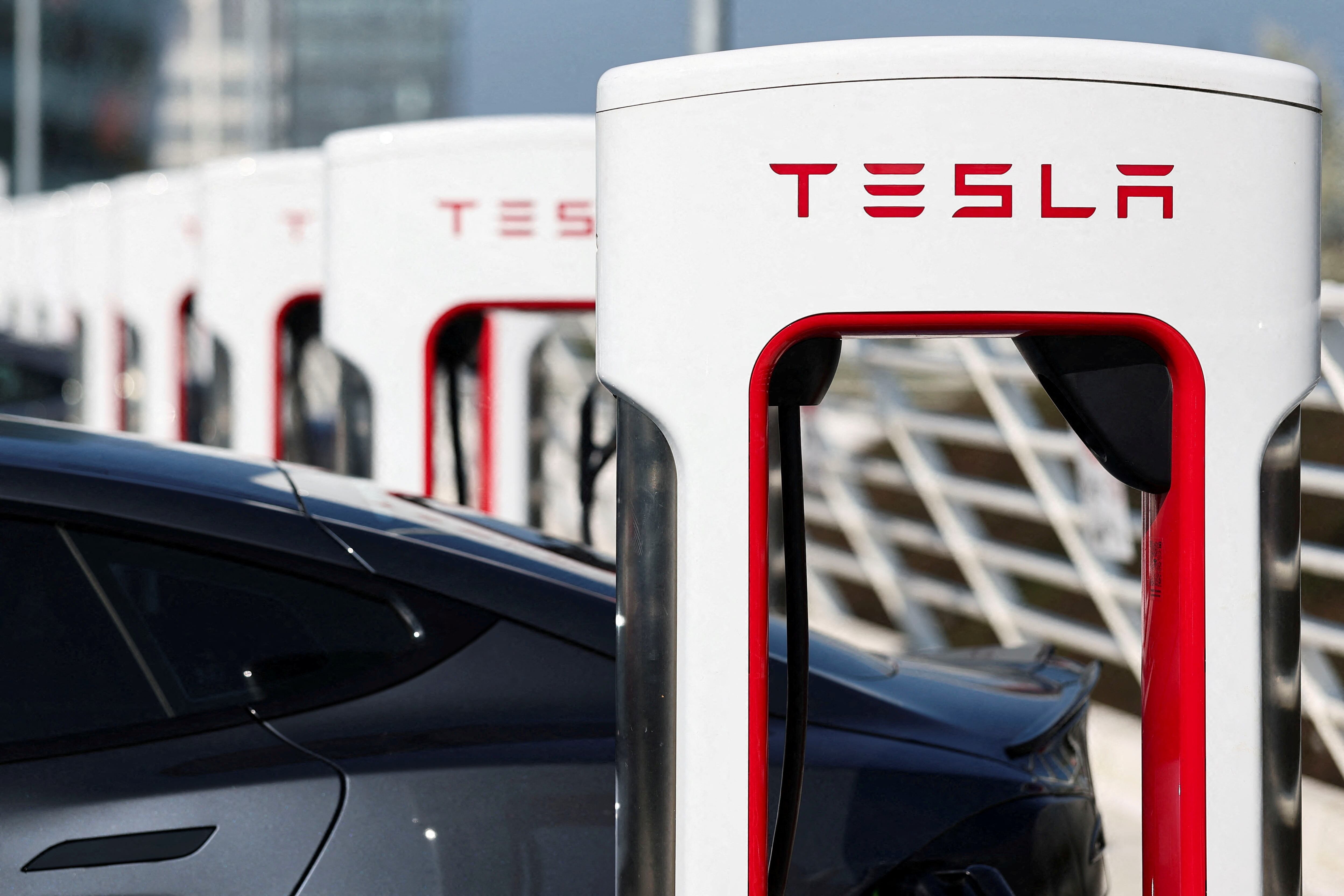 El logotipo de Tesla aparece en una estación de supercarga de Tesla en Saint-Herblain, cerca de Nantes, Francia (REUTERS/Stephane Mahe)