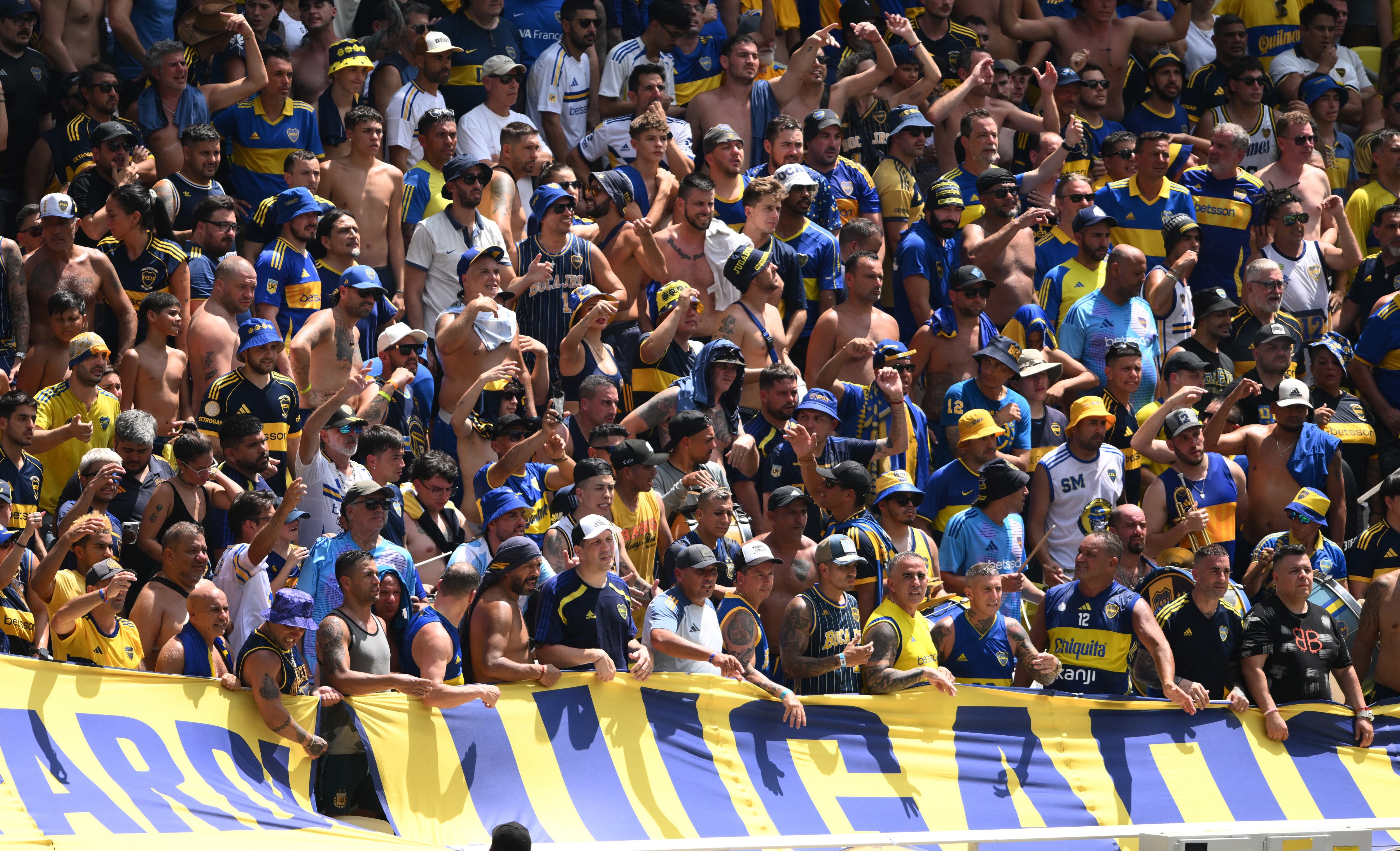 Como si fuese la Bombonera, la tribuna repleta de hinchas del equipo Xeneize