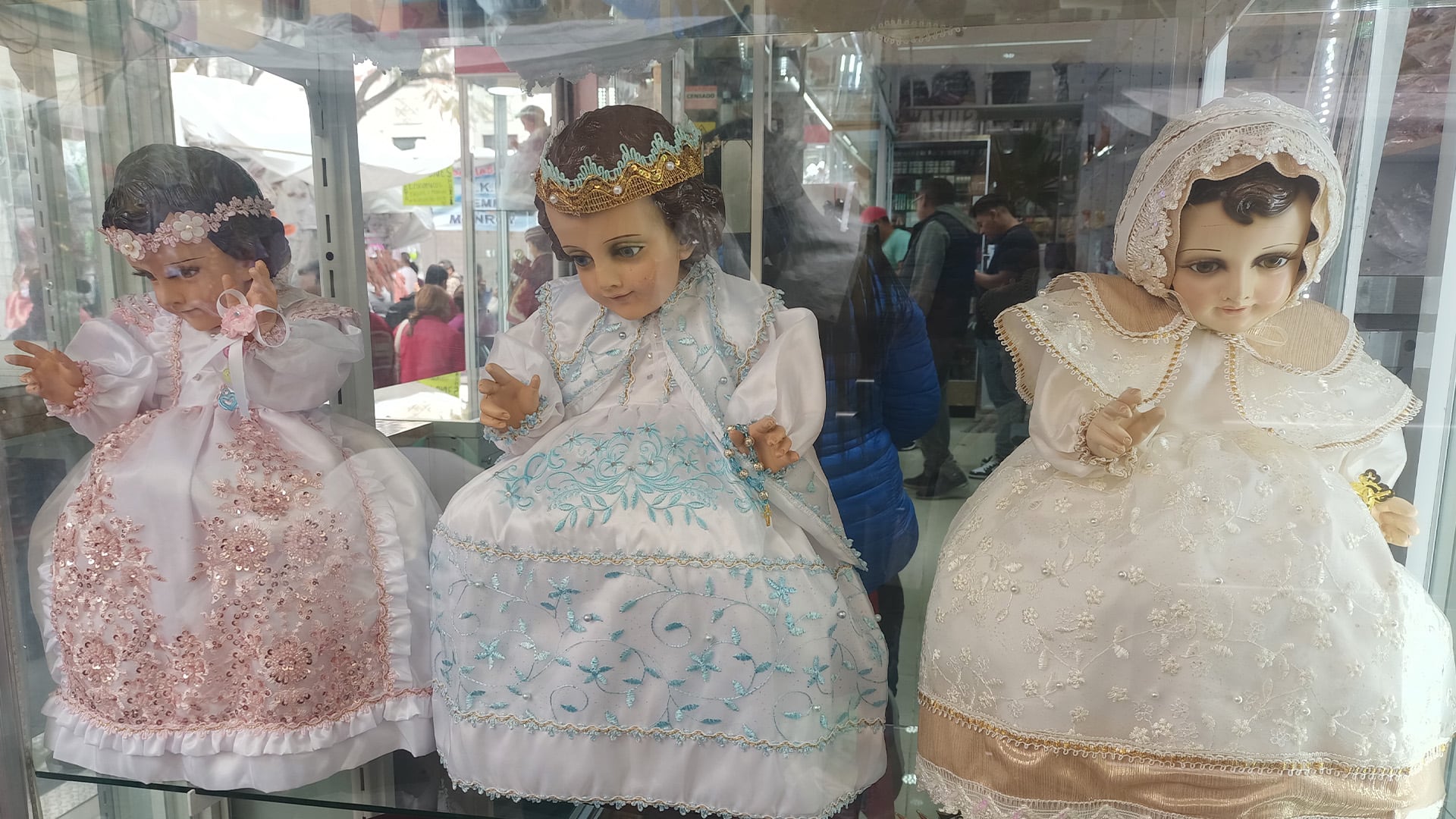 La calle Talavera ofrece diferentes opciones para vestir al Niño Dios.Créditos: (Daniel Medrano)