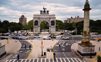 La revitalización de Grand Army Plaza plantea retos de convivencia entre peatones, ciclistas y proveedores, aspecto fundamental para el éxito del proyecto urbano (WNYC)