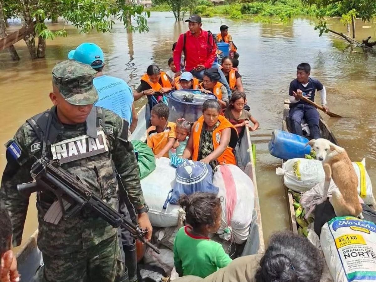 Familias fueron trasladadas a albergues temporales en Tipí. (FOTO: FFAA Honduras)