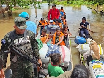 Familias fueron trasladadas a albergues temporales en Tipí. (FOTO: FFAA Honduras)