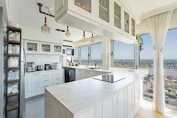 La cocina con mesada de