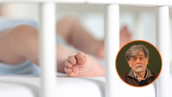 Carlos González, pediatra: “Dormir con tu bebé en el sofá tiene un riesgo muy alto de muerte súbita”