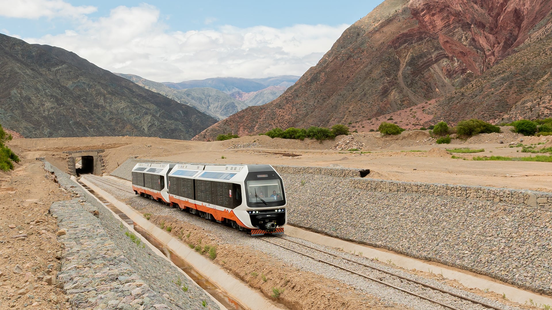 El Tren Solar de la Quebrada recorre 42 kilómetros entre Volcán y Tilcara con baterías de litio cargadas por la energía del sol andino