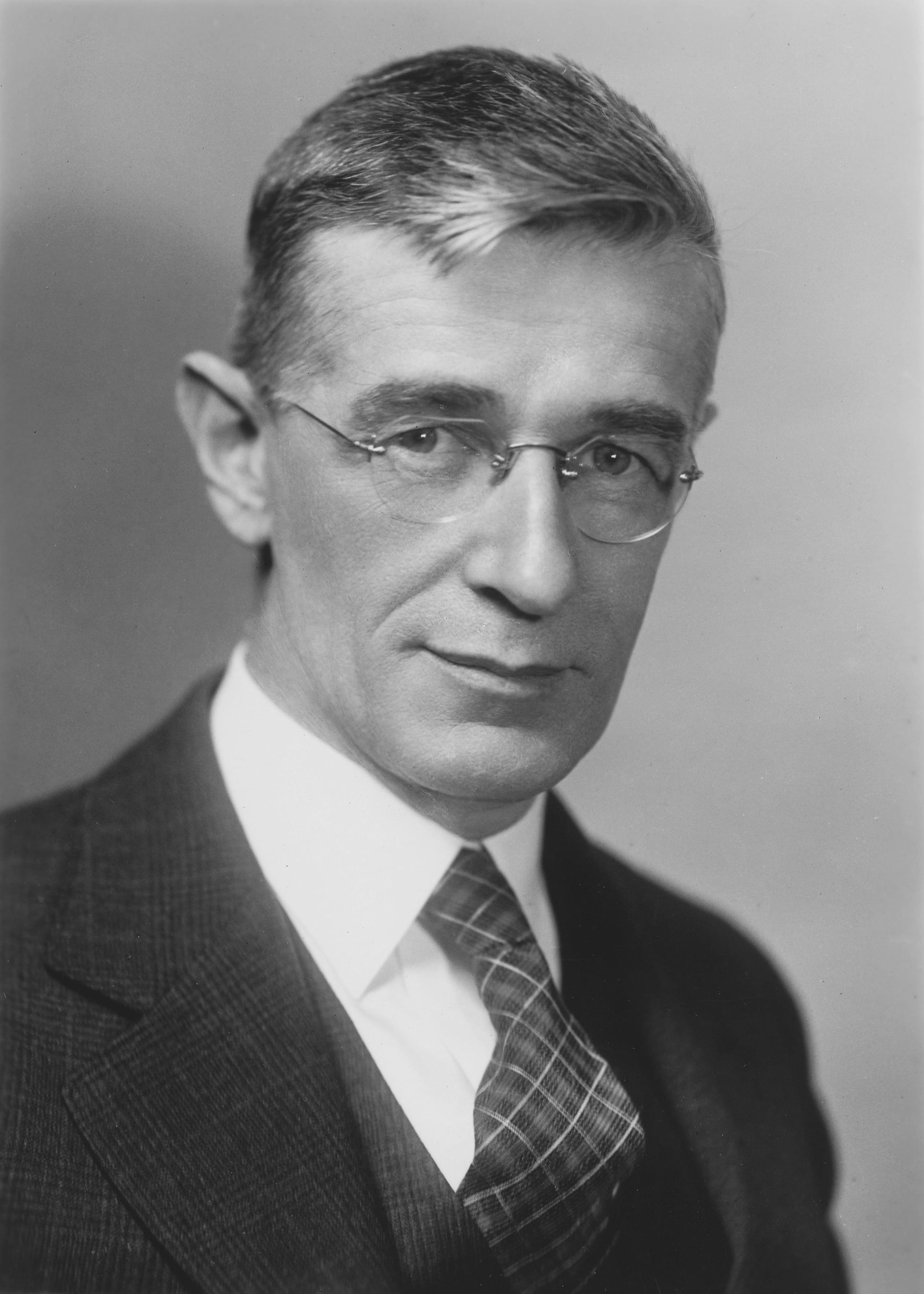 Vannevar Bush (Wikipedia)
