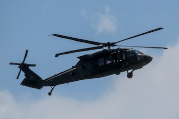 Las autoridades investigan un incidente en el que un helicóptero del Ejército casi colisiona con dos aviones comerciales. (REUTERS/Lisa Marie David)